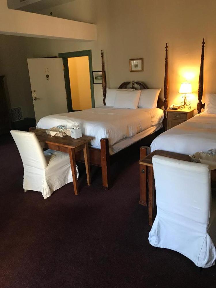 Queen Room interior